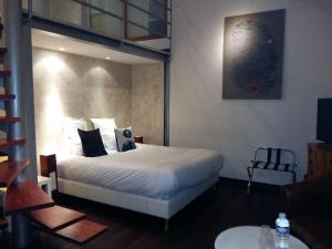 Postel nebo postele na pokoji v ubytování Logis Hôtel Les Pages