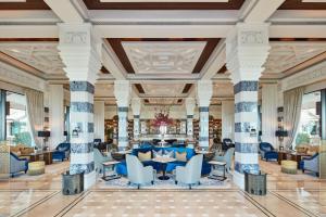 Uma área de estar em Jumeirah Al Qasr Dubai