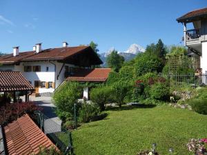 een uitzicht op een tuin met een huis en een tuin sidx sidx sidx bij Ferienwohnung Hinterstoißer in Berchtesgaden