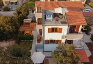 een luchtzicht op een wit huis met een oranje dak bij Danijela in Brodarica