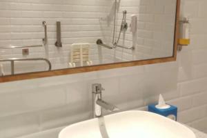 Koupelna v ubytování Holiday Inn Express Ahmedabad Prahlad Nagar by IHG