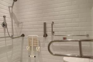 Koupelna v ubytování Holiday Inn Express Ahmedabad Prahlad Nagar by IHG
