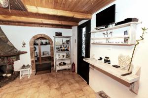 un soggiorno con bancone e camino di Epavlis a Mirsíni