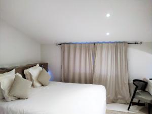 Postel nebo postele na pokoji v ubytování Logis Hôtel Les Pages