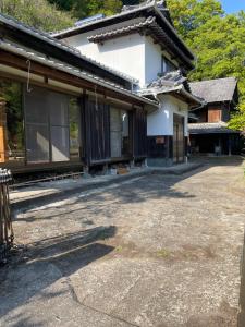 ein japanisches Haus mit vielen Fenstern in der Unterkunft 古民家ゲストハウス大ちゃん家 in Shimanto