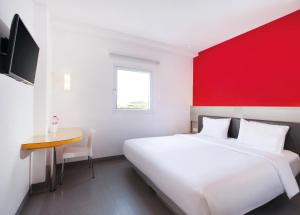 Postel nebo postele na pokoji v ubytování Amaris Hotel Sriwedari Solo