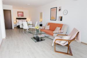 ein Wohnzimmer mit Sofa und Tisch in der Unterkunft Apartmani Veselinović in Vrnjačka Banja