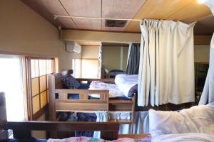 Habitación con 2 literas y cortina en TOMI in Shimoda, en Shimoda