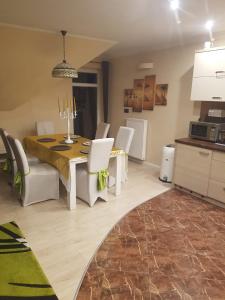 a kitchen and dining room with a table and chairs at Rodzinny ,Luksusowy Apartament nad jeziorem w centrum Mragowa in Mrągowo