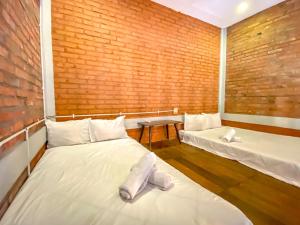 Postel nebo postele na pokoji v ubytování Griya Gribig Guest House Mitra RedDoorz + 37 fotografií