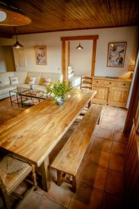 una gran mesa de madera en la sala de estar. en L Aravis (Gite des Alpes), en La Giettaz