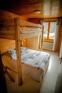 ラ・ジェッタにあるL Aravis (Gite des Alpes)のキャビン内の木製二段ベッド1組が備わるベッドルーム1室を利用します。