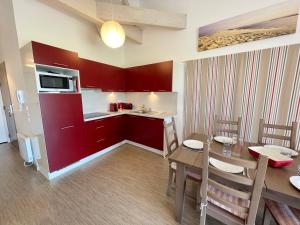 ビスカロッスにある302 RÉSIDENCE ANTINEA -016の小さなキッチン(テーブル付)、ダイニングルーム
