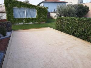 une allée en béton en face d'une maison dans l'établissement GITE MEUBLE POUR 1,2,3,4 PERS AVEC PISCINE à PARTAGER, à Agde