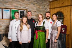 um grupo de pessoas posando para uma foto em Geniesserhotel Alpin GmbH em Achenkirch