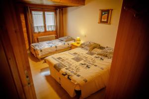 L Aravis (Gite des Alpes) tesisinde bir odada yatak veya yataklar