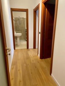 otwarte drzwi do łazienki z toaletą i umywalką w obiekcie Ada's House w mieście Alghero +30 zdjęć