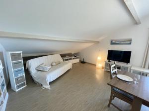 ビスカロッスにある301 RÉSIDENCE ANTINEA -017のベッドルーム(ベッド1台、テーブル、テレビ付)
