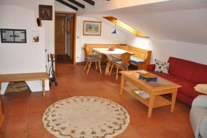 Una sala de estar con un sofá rojo y una mesa. en Apartment Watzmannblick, en Berchtesgaden