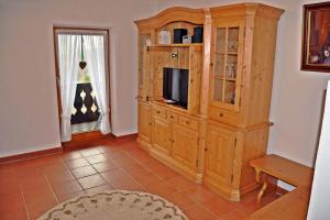 sala de estar con un gran armario de madera y TV en Apartment Watzmannblick, en Berchtesgaden