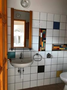 シャーロシュパタクにあるBorostyán 20 Vendégházのバスルーム(洗面台、鏡付)