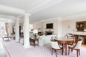 un salon avec un canapé et une table dans l'établissement Le Bristol Paris, Oetker Hotels, à Paris