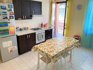 een keuken met een tafel en een koelkast bij Olive Tree in Bari