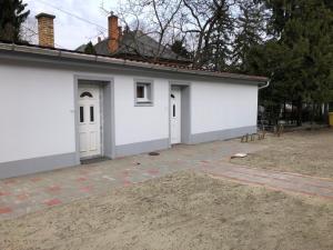 シャーロシュパタクにあるBorostyán 20 Vendégházの白い建物