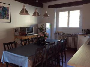 kuchnia i jadalnia ze stołem i krzesłami w obiekcie Gîte Ô Beauval w mieście Saint-Aignan
