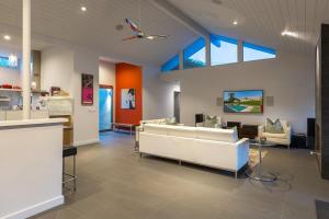 een lobby met twee witte banken in een kamer bij Villa Tranquilo home in Palm Springs
