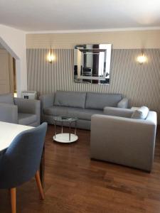 ein Wohnzimmer mit einem Sofa und einem Tisch in der Unterkunft Junior Suite Apartment by Livingdowntown in Zürich