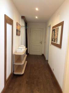 un pasillo con una habitación blanca con puerta en Junior Suite Apartment by Livingdowntown, en Zúrich