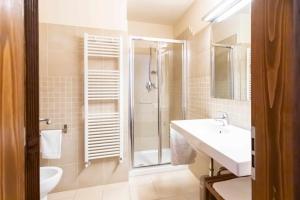 bagno con lavandino, doccia e servizi igienici di Collina dei Poeti a SantʼArcangelo di Romagna