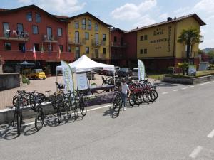 eine Gruppe von Fahrrädern, die in einer Reihe auf einer Straße geparkt werden in der Unterkunft Hotel Residence Montelago in Ternate