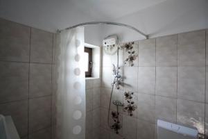 a bathroom with a shower with a shower head at Villa Sunset Beach Mamaia Nord in Mamaia Sat/Năvodari +25 photos