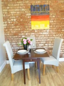 Gallery image of 3 Entire Stunning & Cosy Apartments in same property, 4 Double Bedrooms, 3 Bathrooms, 3 Kitchens, Terrace in Kidderminster