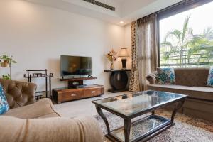 Гостиная зона в Ishatvam-4 BHK Private Serviced apartment with Terrace, Anand Niketan, South Delhi