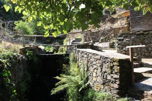 a stone wall with a entrance to a tunnel at Casa Branca in Lousã