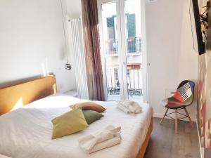 ein Schlafzimmer mit einem Bett mit zwei Kissen und einem Fenster in der Unterkunft Angolo di Ninno in Matera