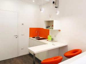a kitchen with orange chairs and a sink at Angolo di Ninno in Matera