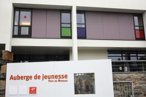 un cartello di fronte a un edificio di Auberge de Jeunesse de Morlaix a Morlaix