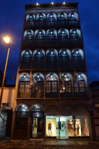 a tall building with a lot of windows at Hotel Lenheiros in São João del Rei