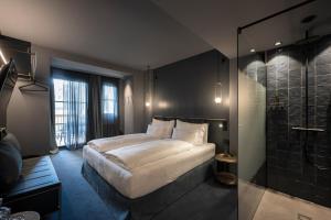 A bed or beds in a room at Altstadthotel Weisses Kreuz