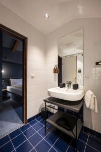 A bathroom at Altstadthotel Weisses Kreuz