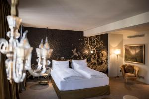 A bed or beds in a room at Altstadthotel Weisses Kreuz