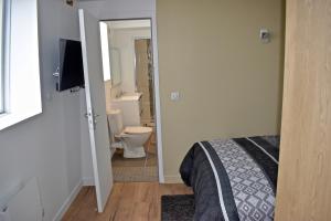 Koupelna v ubytování COLIVING TOUT CONFORT- LOOS LES LILLE-MAISON PARTAGEE-7 chambres-5 sdb-6WC-LOOS LES LILLE