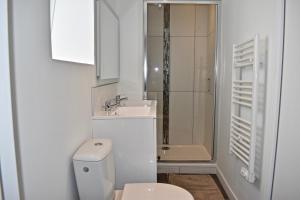 Koupelna v ubytování COLIVING TOUT CONFORT- LOOS LES LILLE-MAISON PARTAGEE-7 chambres-5 sdb-6WC-LOOS LES LILLE