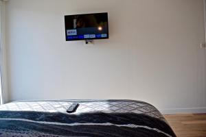 TV a/nebo společenská místnost v ubytování COLIVING TOUT CONFORT- LOOS LES LILLE-MAISON PARTAGEE-7 chambres-5 sdb-6WC-LOOS LES LILLE