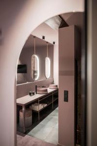 A bathroom at Altstadthotel Weisses Kreuz