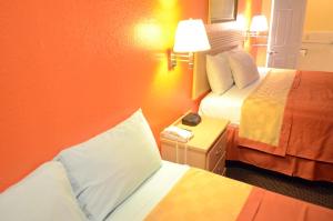 Postel nebo postele na pokoji v ubytování Texan Inn & Suites